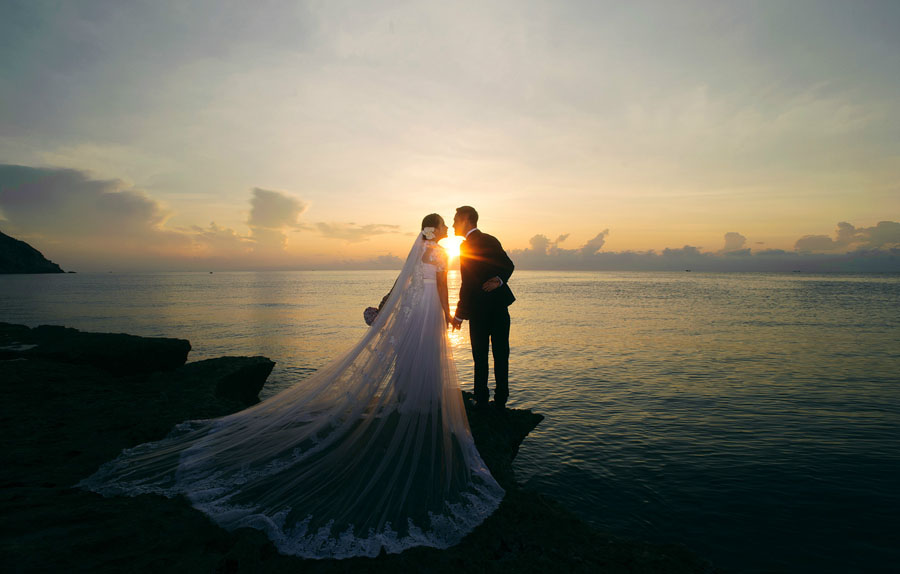 Mẫu ảnh cưới đẹp chụp ngoài biển lúc hoàng hôn cực lạng mạn.