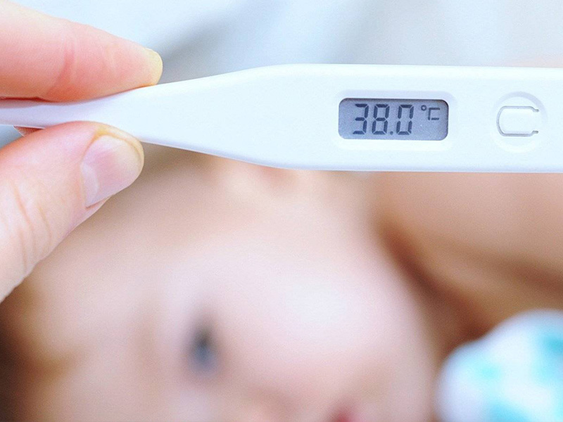 Thân nhiệt của em bé cao hơn người thường nên cũng dễ sốt cao hơn.