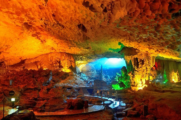 Hình ảnh động Kim Quy - Một trong các hang động nổi tiếng tại Hạ Long.