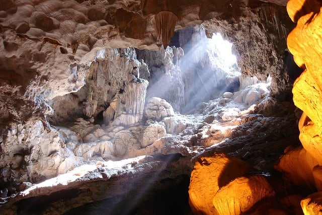 Động Thiên Cung được mệnh danh là hang động đẹp nhất tại vịnh Hạ Long.