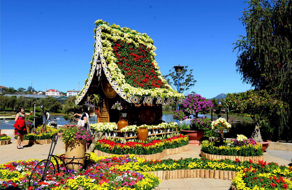 Ảnh khách du lịch đang chụp hình tại vườn hoa Đà Lạt.