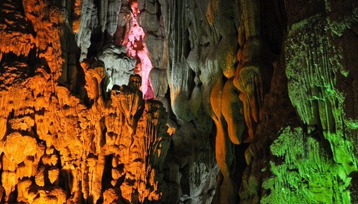 Hình ảnh hang Trinh Nữ ở vịnh Hạ Long gây ấn tượng bởi hình tượng người con gái nằm xõa tóc khi bước vào hang.