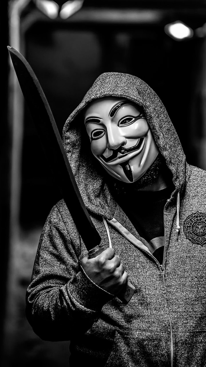 Ảnh hacker ngầu trắng đen Anonymous đang cầm dao thực hiện phi vụ của mình.