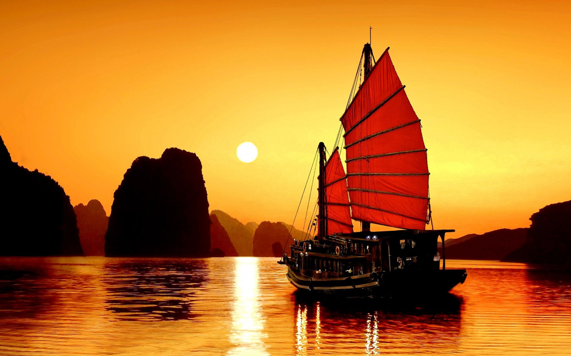 Hình ảnh chiếc thuyển buồn trôi nổi trên biển Hạ Long buổi hoàng hôn.