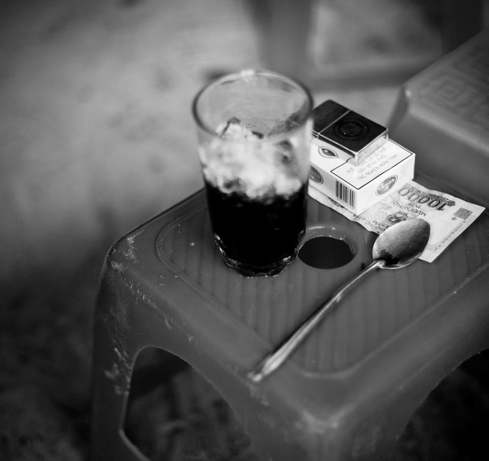 Nhớ như in những ngày uống cà phê đen đá bên vỉa hè. Ngồi một mình nhìn ngắm dòng người tấp nập vì đồng tiền cơm áo.