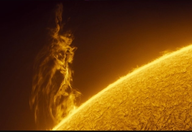 Hình chụp cận cảnh mặt trời cùng tia bức xạ chết chóc.