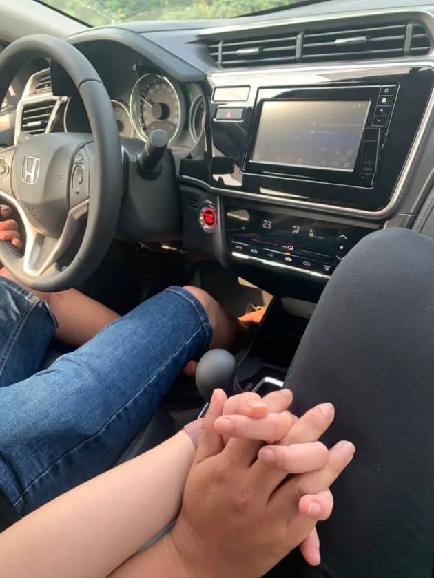 Ảnh nắm tay trên ô tô lãng mạn.