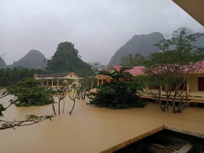 Ảnh những ngôi trường ở miền Trung ngập trong nước vì mưa bão.