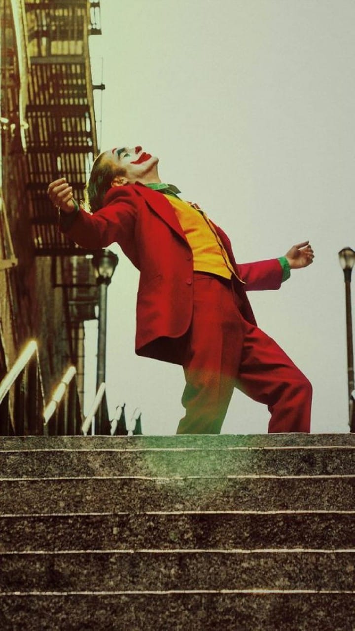 Hình ảnh Joker nhảy múa mặc kệ cuộc đời nghĩ hắn thế nào.