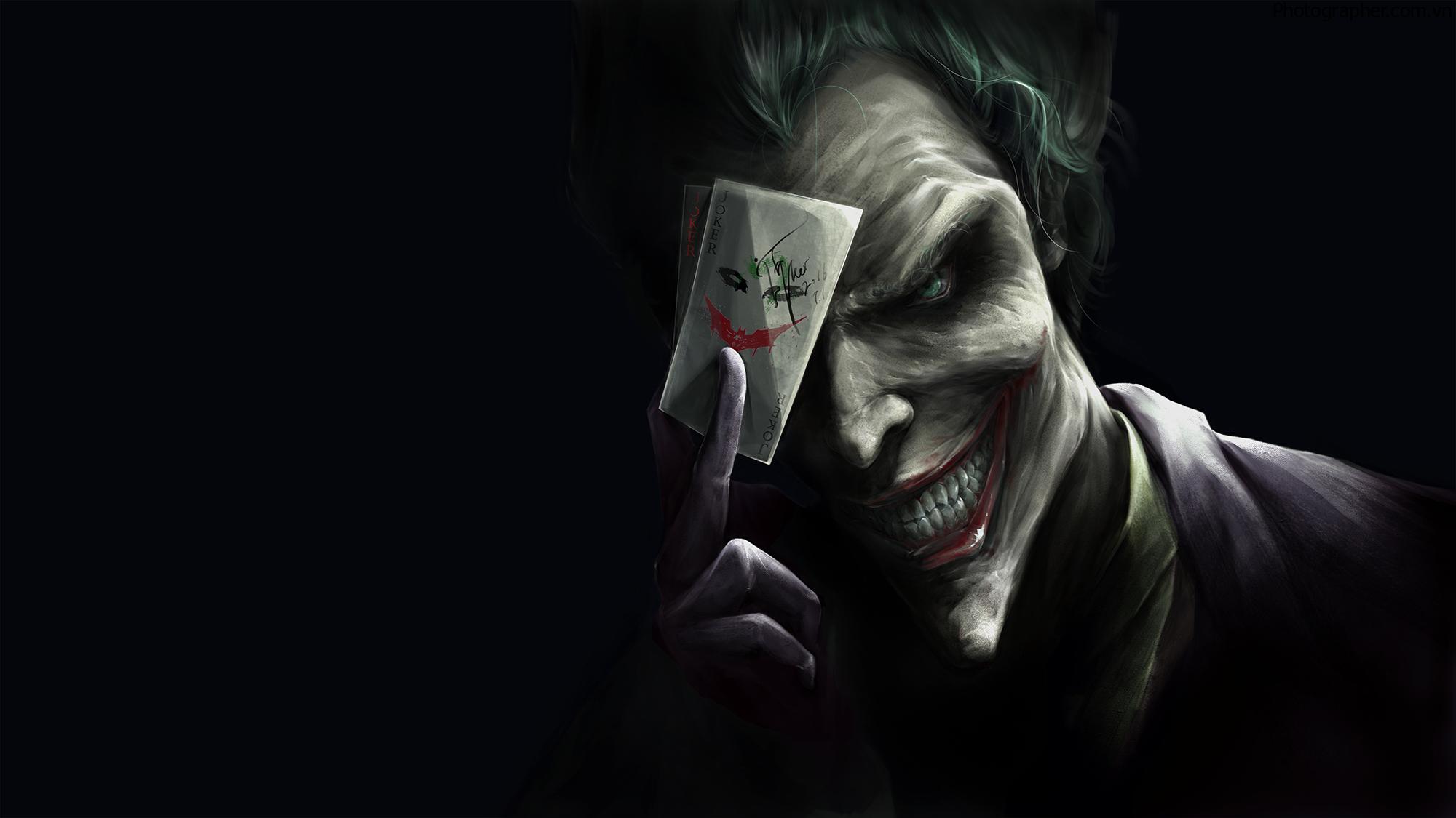 Hình ảnh tên hề cầm lá bài có hình mặt Joker.