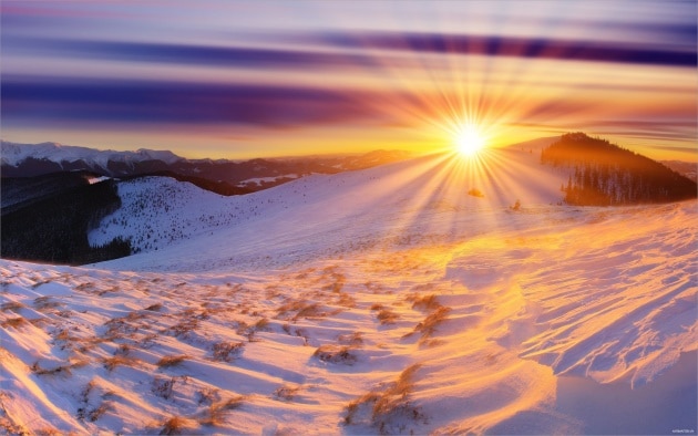 Hình ảnh mặt trời lặn trên núi tuyết lạnh lẽo.