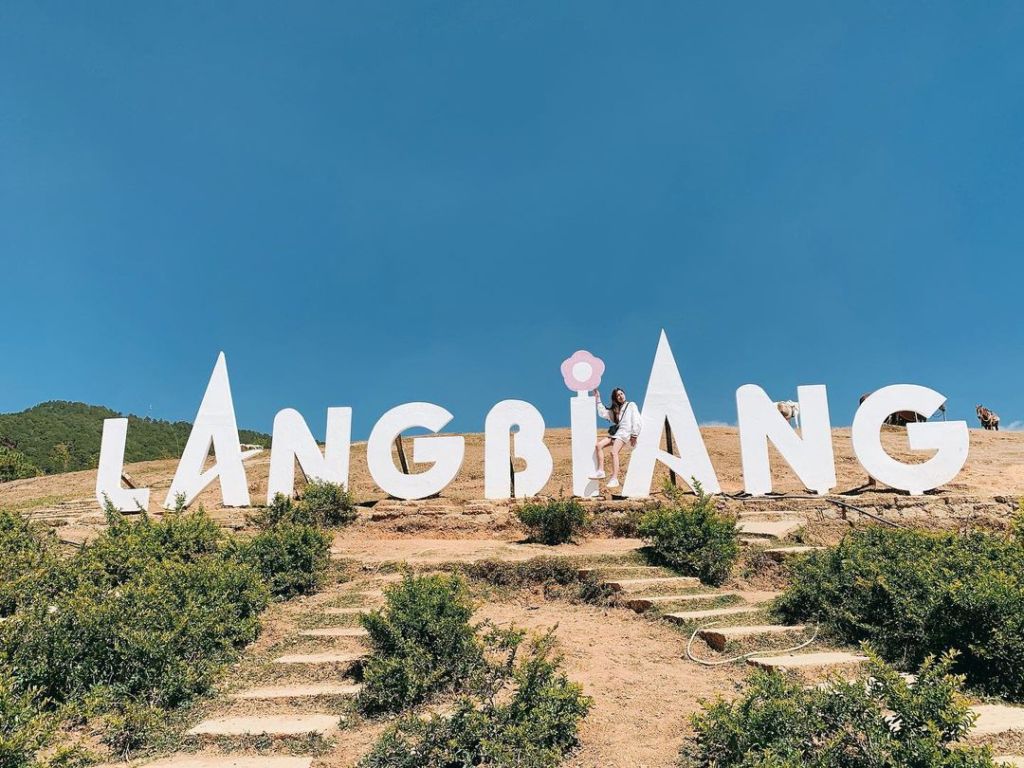 Ảnh chụp đỉnh Langbiang - Nóc nhà của thành phố Đà Lạt.