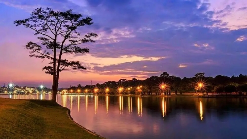Khung cảnh Hồ Xuân Hương tại Đà Lạt dù thời điểm nào cũng toát lên vẻ đẹp thơ mộng.