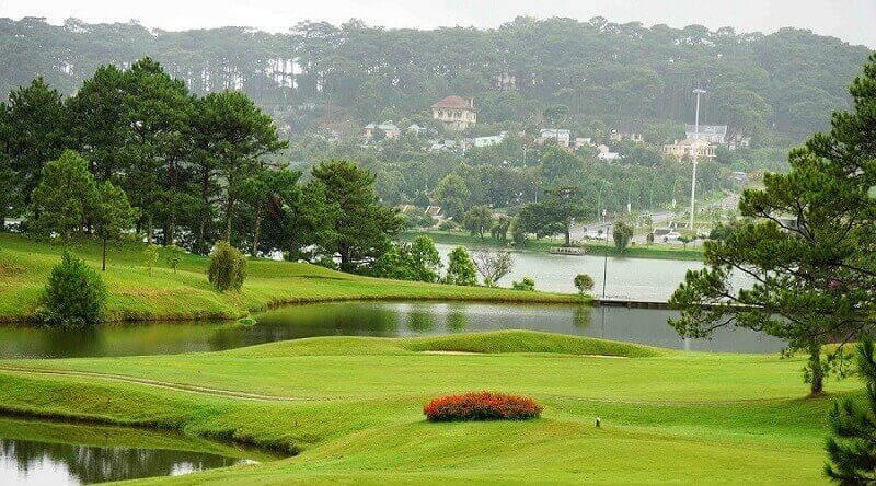 Hình sân golf ở Đà Lạt.