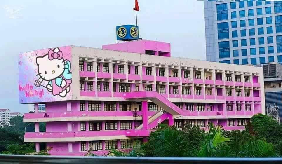 Ảnh chụp ngôi trường cũ được sơn lại thành màu hồng vô cùng dễ thương.