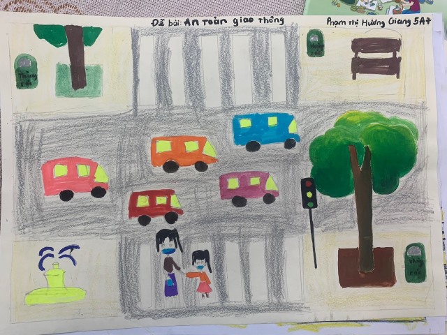 Tranh vẽ đề tài an toàn giao thông của các bạn học sinh.