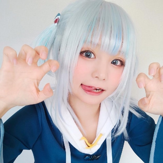 Bắt đầu ngày mới với biểu cảm tinh nghịch của nữ anime cosplayer.