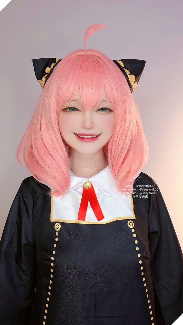 Hình ảnh cosplay Anya biểu cảm cute.