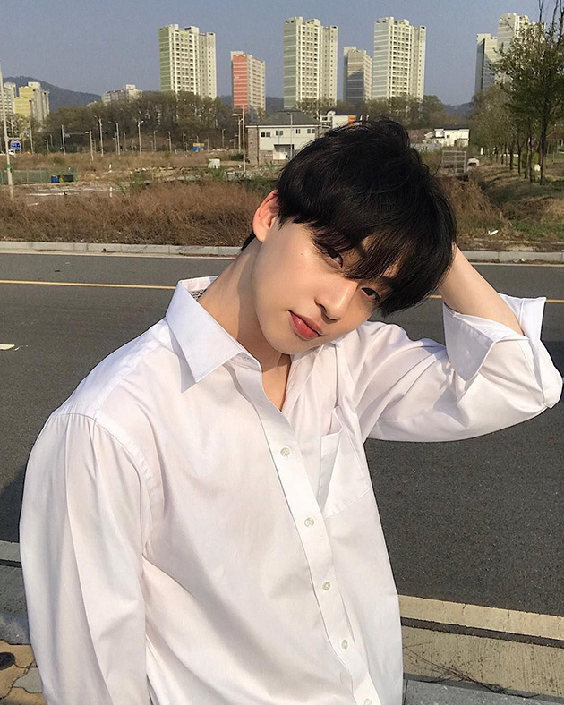 Ảnh trai đẹp Hàn Quốc mặc áo sơ mi trắng đẹp.