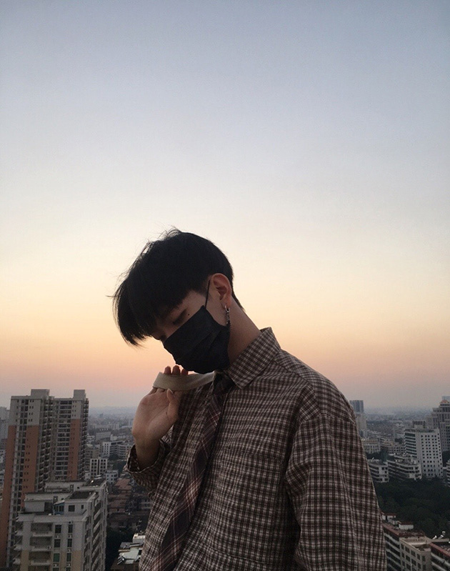 Ảnh trai Hàn Quốc đeo khẩu trang che mặt dễ thương cute.