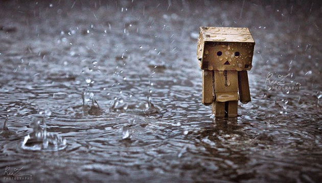 Ảnh yêu đơn phương đứng thất thần trong mưa.
