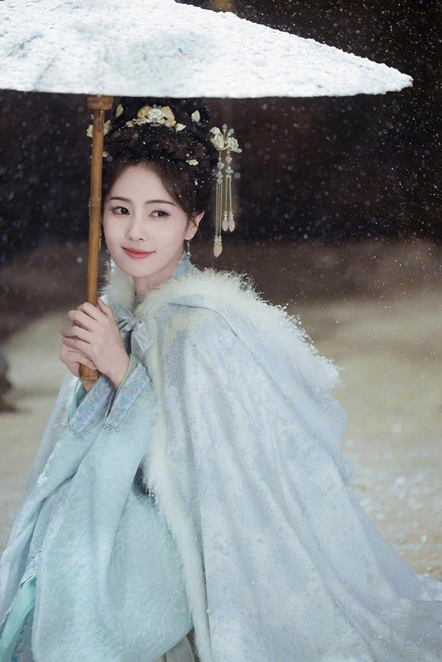 Hình ảnh Bạch Lộc hóa thân thành tiểu nữ cực đẹp trong phim.