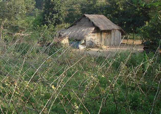 Nhà tranh phổ biến ở vùng núi bao quanh.