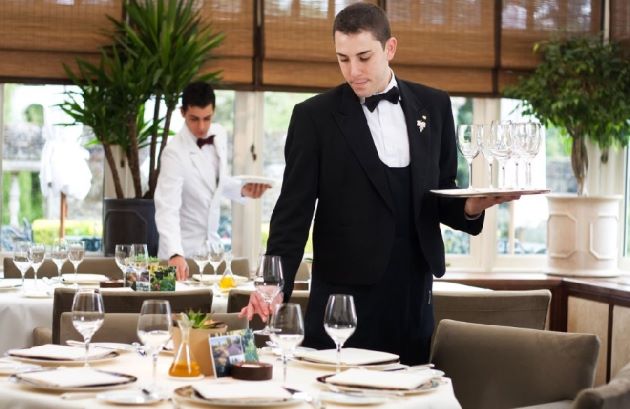 Hình ảnh nhân viên phục vụ nhà hàng