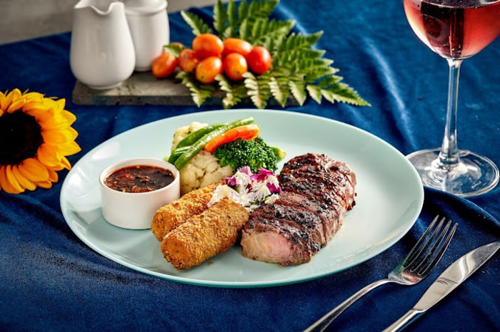 món steak phong cách châu âu tại Boomerang Bistro Saigon 