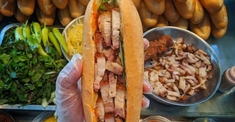 Tiệm bánh mì heo quay Huyền Ký