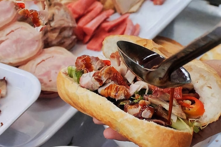 Bánh Mì Heo Quay Tuyền Ký