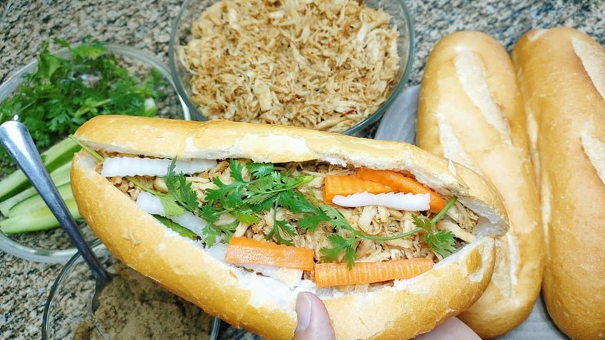 Bánh Mì Gà Hồng Vân