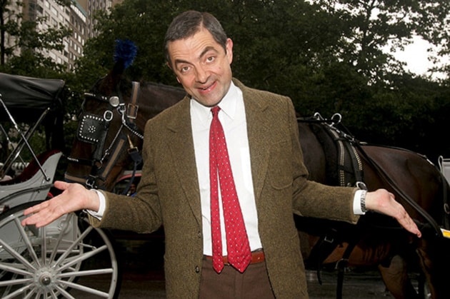 Ảnh Mr bean đưa 2 tay sang 2 bên.