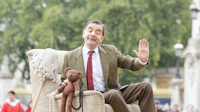 Ảnh Mr Bean lái xe trên ghế sofa.