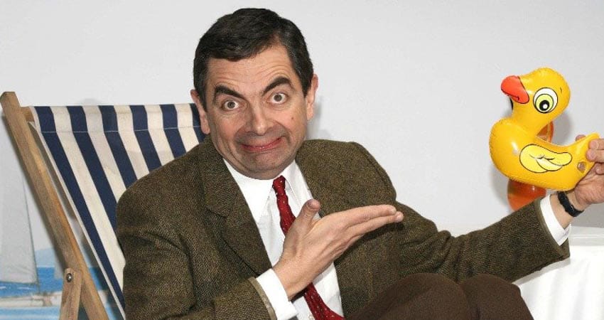 Hình Mr Bean hài hước cầm con vịt đồ chơi.