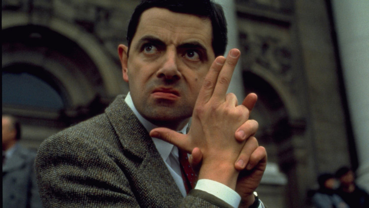 Hình ảnh meme Mr Bean cầm súng ngón tay.