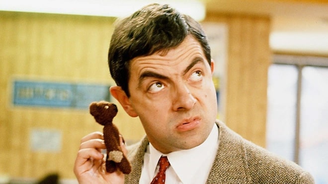 Ảnh Mr Bean cầm con gấu bông Teddy vui nhộn.