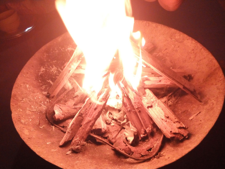 Ảnh ngọn lửa cháy trong nồi than.