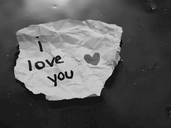 Hình chữ I Love You viết trên mảnh giấy nhỏ lãng mạn.