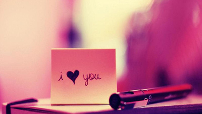Ảnh chữ I Love You viết trên mảnh giấy nhỏ.