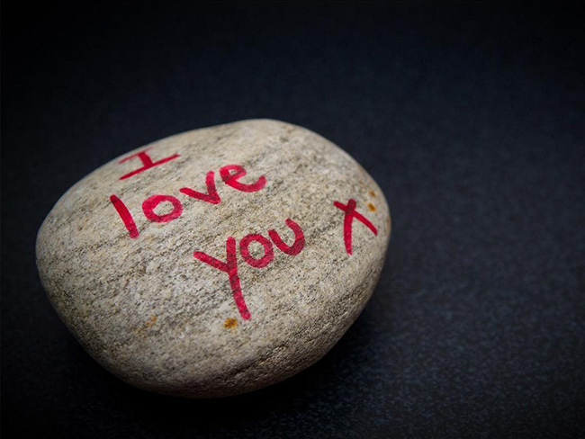 Ảnh I Love You ghi trên hòn đá cuội xinh xắn.