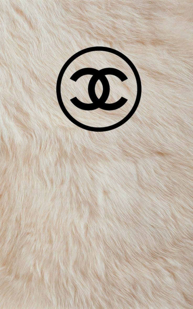 Ảnh logo Chanel trên nền lông thú mềm mịn. 