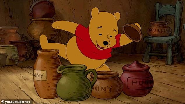 Hình nền gấu Pooh lục tìm mật ong dễ thương.