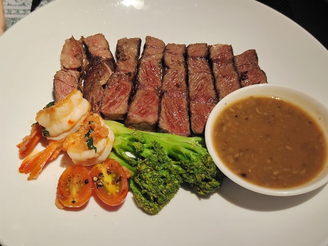 Ơ BISTRO có thực đơn món steak đa dạng