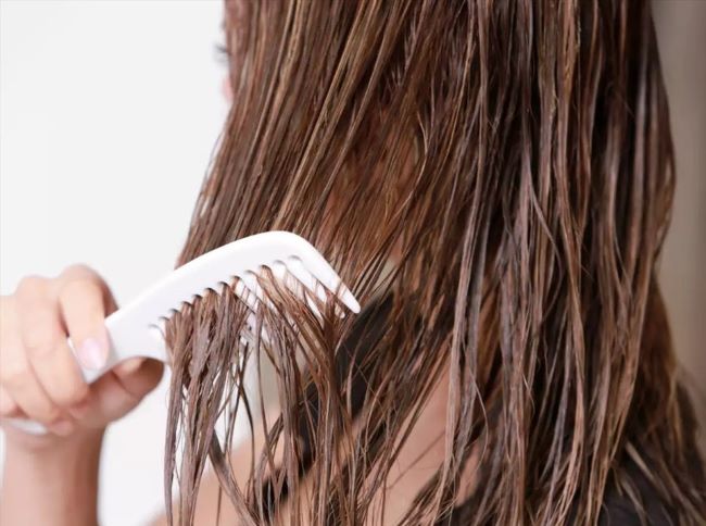 Tránh tình trạng để tóc ướt trong thời gian dài