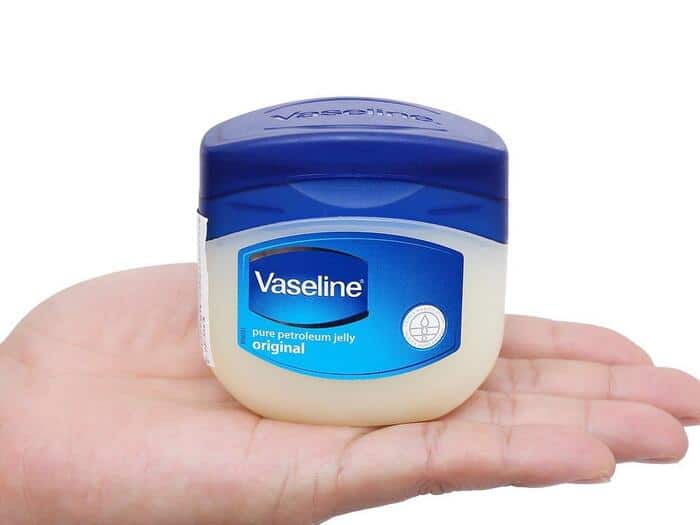 Vaseline tẩy màu tóc dĩnh trên da mặt dịu nhẹ