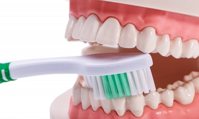 Chăm sóc răng Implant đúng cách tại nhà giúp tiết kiệm hiệu quả chi phí về lâu dài 