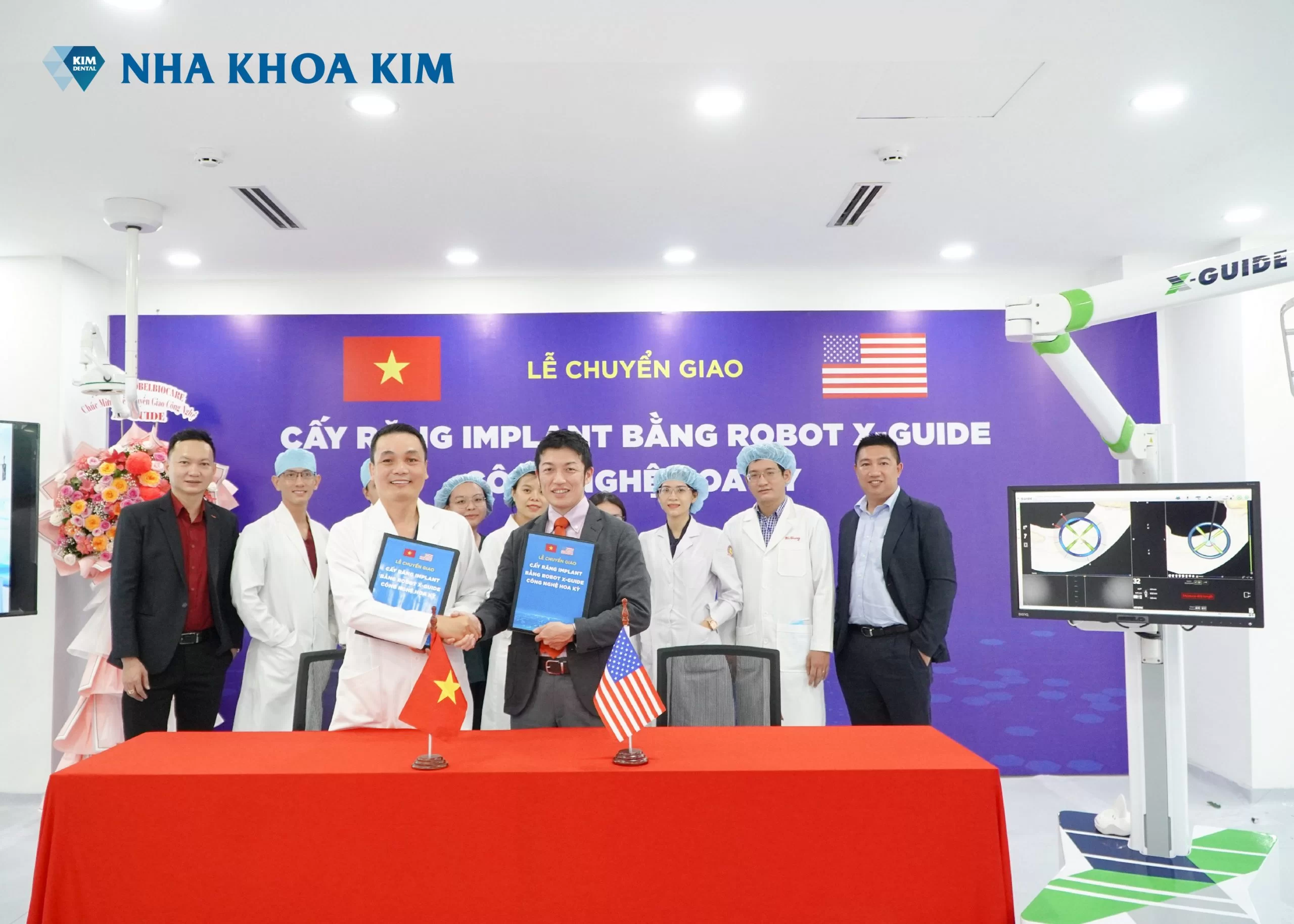 Bác sĩ Nguyễn Hữu Nam – Nha Khoa Kim cùng Bác sĩ Keni Kubo – Giám đốc điều hành Envista đã cùng có mặt và thực hiện lễ bàn giao công nghệ