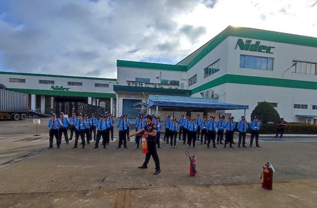 Đội ngũ Bảo Vệ Thành Đồng đang diễn tập phòng cháy chữa cháy định kỳ tại một mục tiêu.
