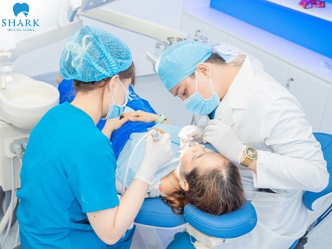 Khách hàng tại Nha khoa Shark sẽ được trực tiếp thăm khám và điều trị bởi đội ngũ bác sĩ chuyên môn cao